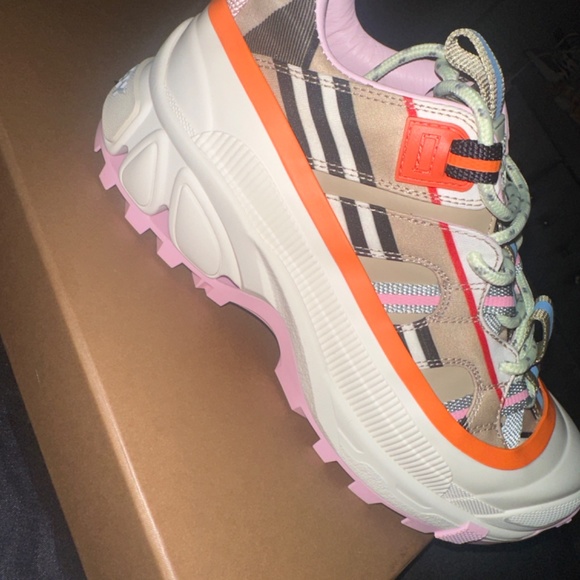 Burberry Shoes - Picture 3 of 4